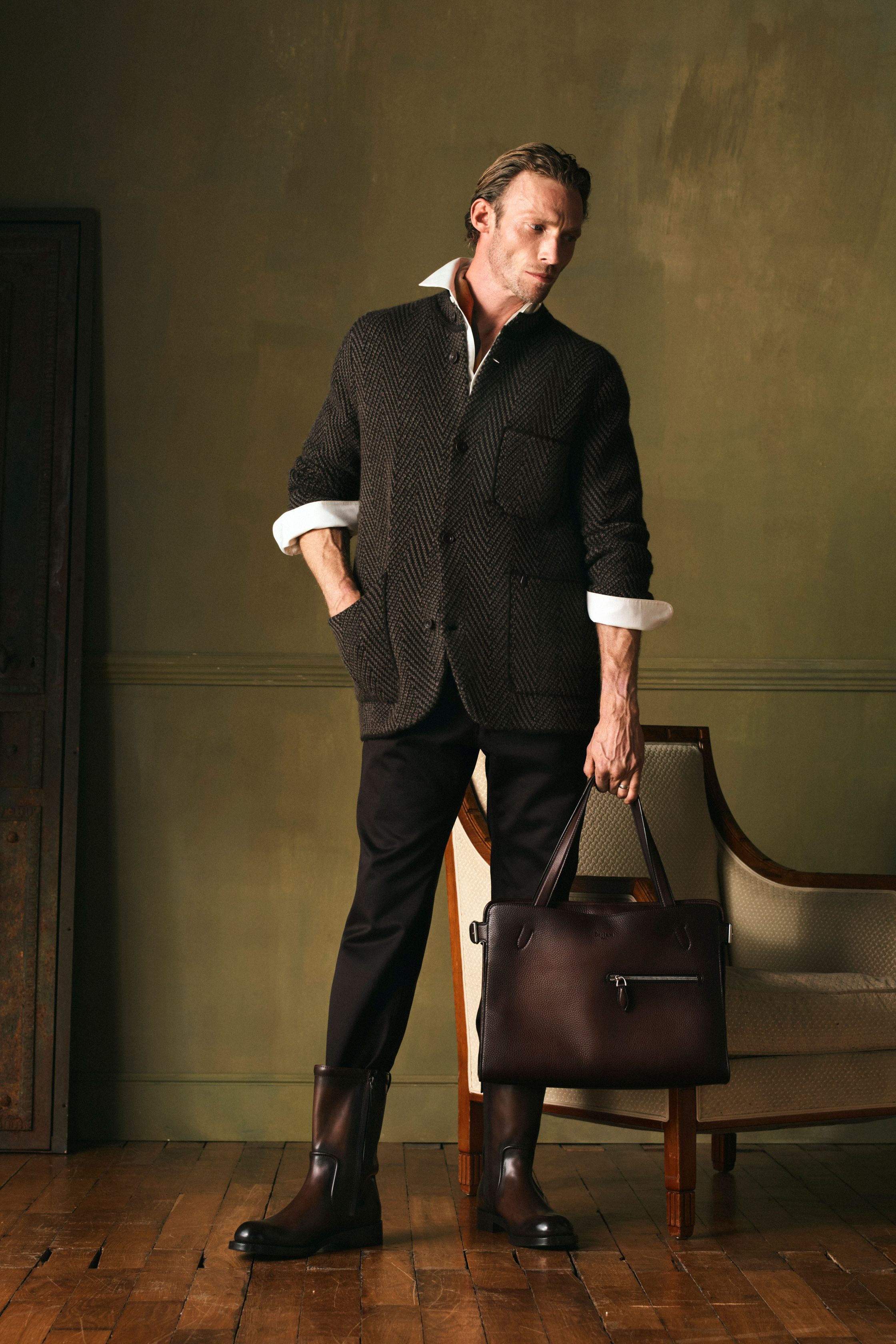 Berluti 2026秋冬回归法式绅士衣橱的本质语言，以皮革工艺为核心，将飞行夹克、针织外套与柔软长大衣塑造成低调而昂贵的男性形象。色彩温润克制，强调材质触感与生活姿态，模糊正装与休闲的界线。这是一种“安静的奢华”，不张扬，却在细节中彰显时间与手工的价值-顽石频道趋势研究